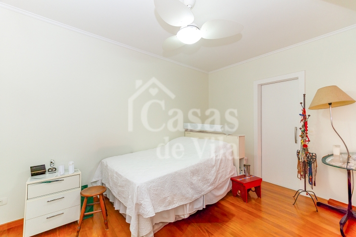 Casa de vila espaçosa e muito bem localizada! Para venda - No Paraíso! Numa vilinha que também é um pa-ra-í-so!