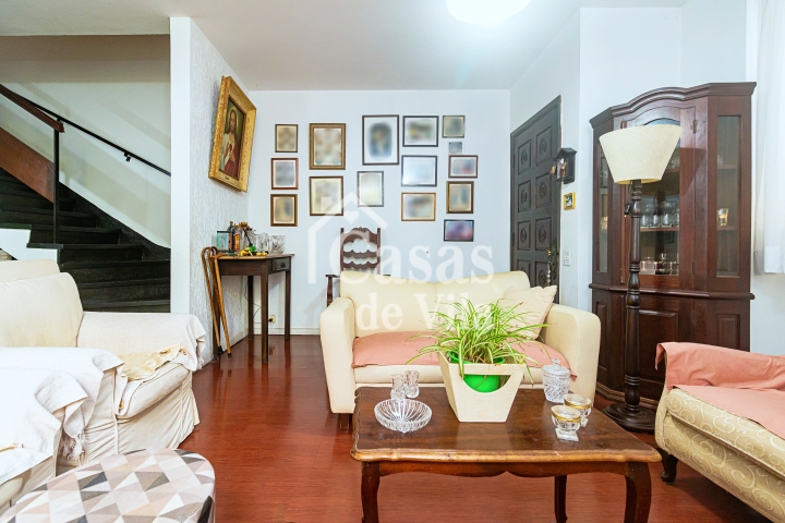 Casa de vila espaçosa! - Para venda no Jardim Hípico!