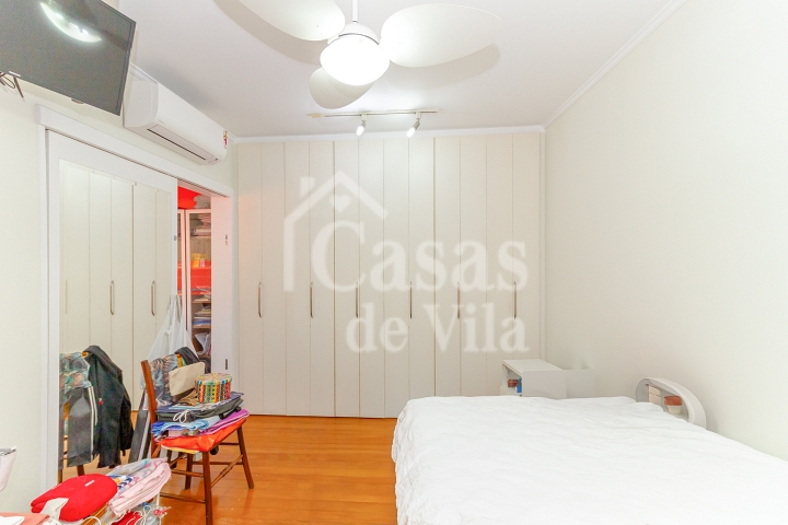 Casa de vila espaçosa e muito bem localizada! Para venda - No Paraíso! Numa vilinha que também é um pa-ra-í-so!