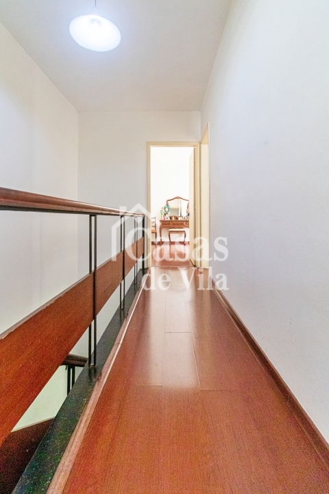 Casa de vila espaçosa! - Para venda no Jardim Hípico!