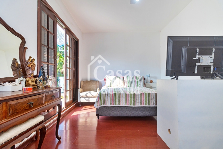 Casa de vila espaçosa! - Para venda no Jardim Hípico!