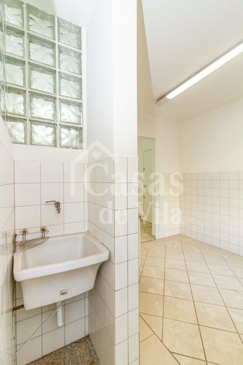 Casa de vila espaçosa e muito bem localizada! Para venda - No Paraíso! Numa vilinha que também é um pa-ra-í-so!