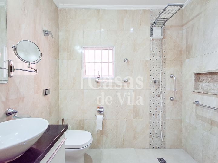 Casa de vila beemmm espaçosa para venda! - No Brooklin Paulista! Muitas facilidades nas proximidades!