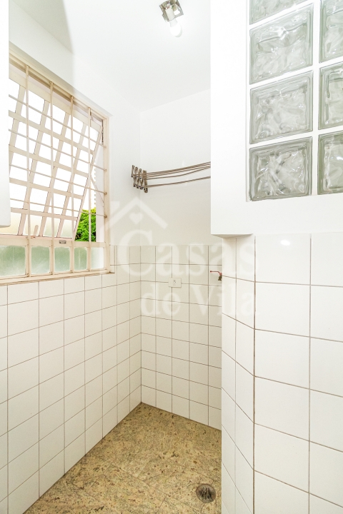 Casa de vila espaçosa e muito bem localizada! Para venda - No Paraíso! Numa vilinha que também é um pa-ra-í-so!