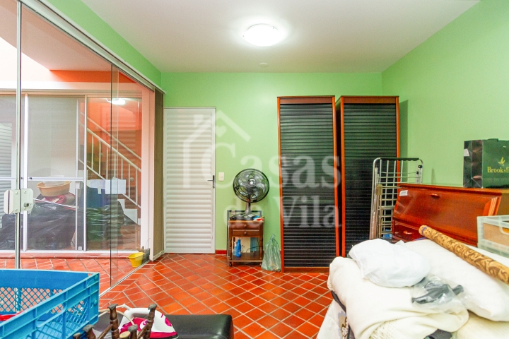 Casa de vila espaçosa e muito bem localizada! Para venda - No Paraíso! Numa vilinha que também é um pa-ra-í-so!