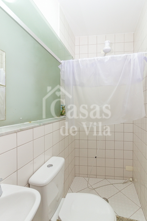 Casa de vila espaçosa e muito bem localizada! Para venda - No Paraíso! Numa vilinha que também é um pa-ra-í-so!