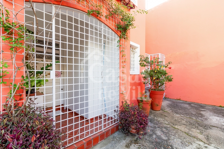 Casa de vila espaçosa e muito bem localizada! Para venda - No Paraíso! Numa vilinha que também é um pa-ra-í-so!