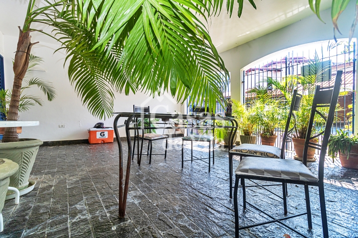 Casa de vila espaçosa! - Para venda no Jardim Hípico!