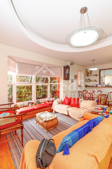 Casa de vila espaçosa e muito bem localizada! Para venda - No Paraíso! Numa vilinha que também é um pa-ra-í-so!