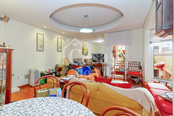 Casa de vila espaçosa e muito bem localizada! Para venda - No Paraíso! Numa vilinha que também é um pa-ra-í-so!