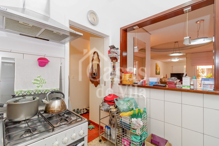 Casa de vila espaçosa e muito bem localizada! Para venda - No Paraíso! Numa vilinha que também é um pa-ra-í-so!