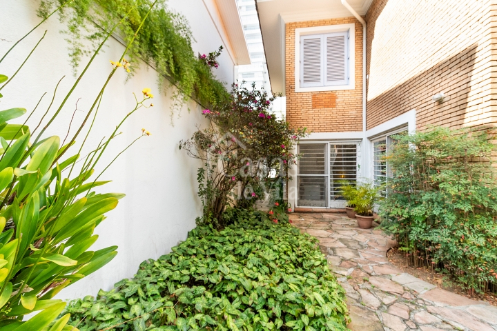 Uma casa de vila espaçosa e encantadora! - No Brooklin! Para venda!