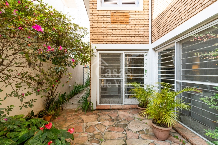 Uma casa de vila espaçosa e encantadora! - No Brooklin! Para venda!