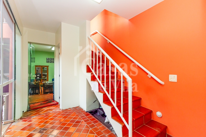 Casa de vila espaçosa e muito bem localizada! Para venda - No Paraíso! Numa vilinha que também é um pa-ra-í-so!