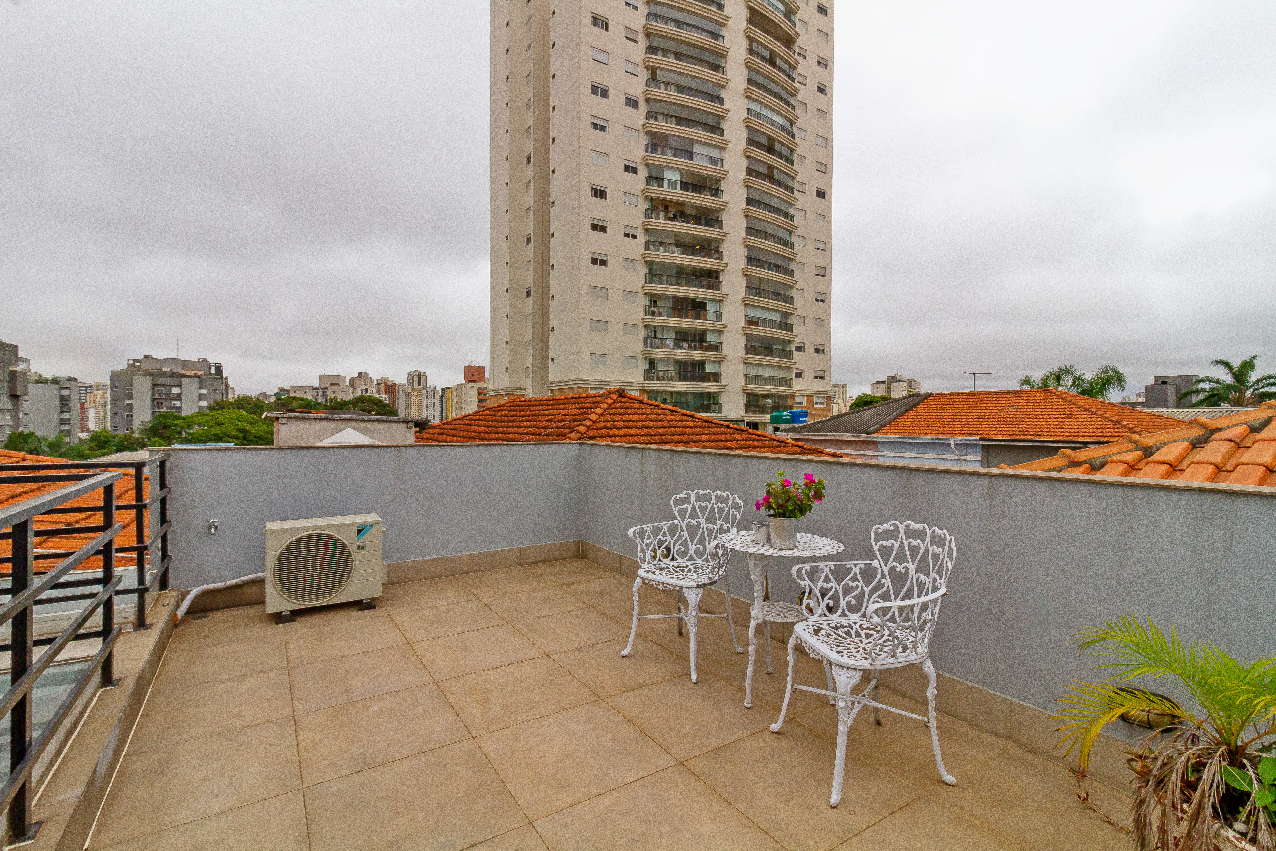 Casa de vila reformada para venda! Uma graça! - No Bosque da Saúde!