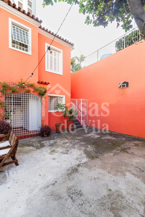 Casa de vila espaçosa e muito bem localizada! Para venda - No Paraíso! Numa vilinha que também é um pa-ra-í-so!