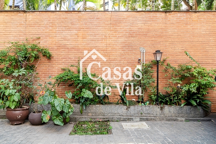 Casa de vila reformada para venda! - Excelente localização! Em Moema!