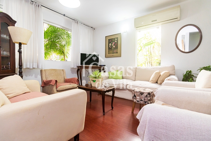 Casa de vila espaçosa! - Para venda no Jardim Hípico!