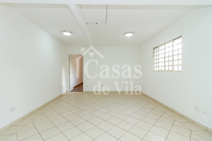 Casa de vila espaçosa e muito bem localizada! Para venda - No Paraíso! Numa vilinha que também é um pa-ra-í-so!