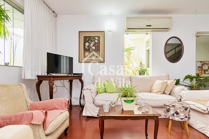 Casa de vila espaçosa! - Para venda no Jardim Hípico!