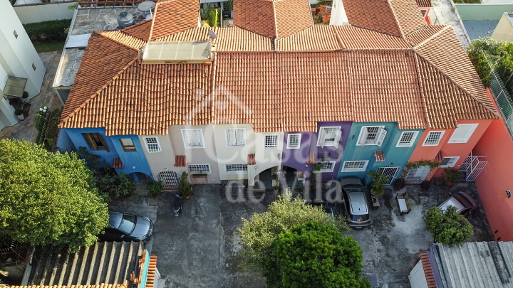 Casa de vila espaçosa e muito bem localizada! Para venda - No Paraíso! Numa vilinha que também é um pa-ra-í-so!