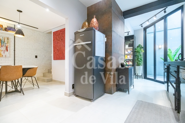 Linda casa de vila reformada para venda! - Em Perdizes!