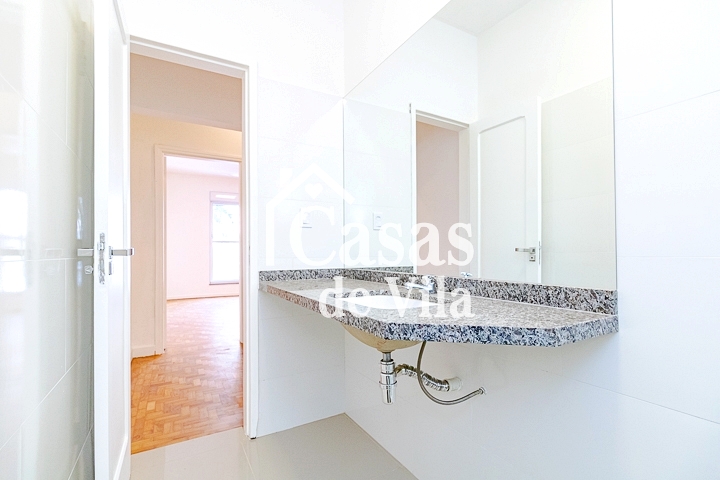 Casa de vila reformada para venda! - Excelente localização! Em Moema!
