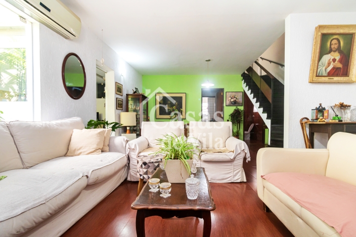 Casa de vila espaçosa! - Para venda no Jardim Hípico!