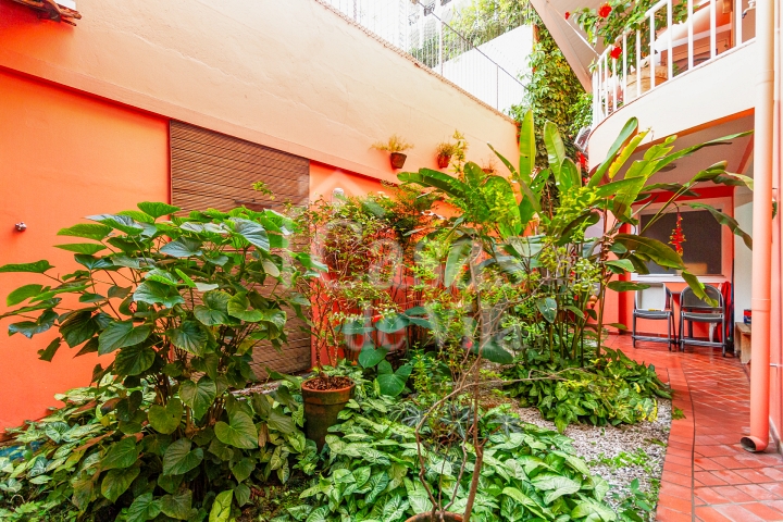 Casa de vila espaçosa e muito bem localizada! Para venda - No Paraíso! Numa vilinha que também é um pa-ra-í-so!