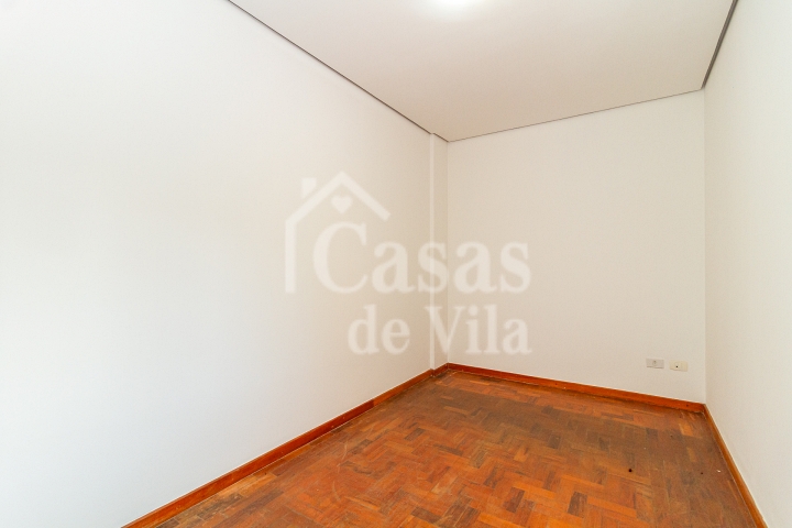 Casa de vila espaçosa e muito bem localizada! Para venda - No Paraíso! Numa vilinha que também é um pa-ra-í-so!