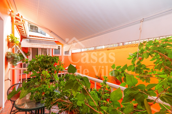 Casa de vila espaçosa e muito bem localizada! Para venda - No Paraíso! Numa vilinha que também é um pa-ra-í-so!