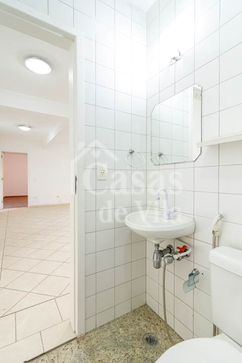 Casa de vila espaçosa e muito bem localizada! Para venda - No Paraíso! Numa vilinha que também é um pa-ra-í-so!