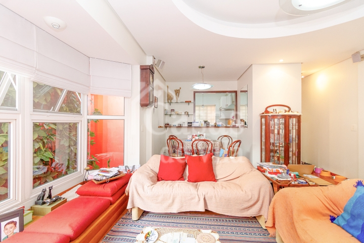 Casa de vila espaçosa e muito bem localizada! Para venda - No Paraíso! Numa vilinha que também é um pa-ra-í-so!