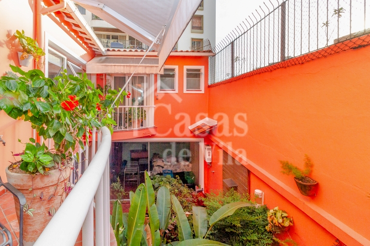 Casa de vila espaçosa e muito bem localizada! Para venda - No Paraíso! Numa vilinha que também é um pa-ra-í-so!