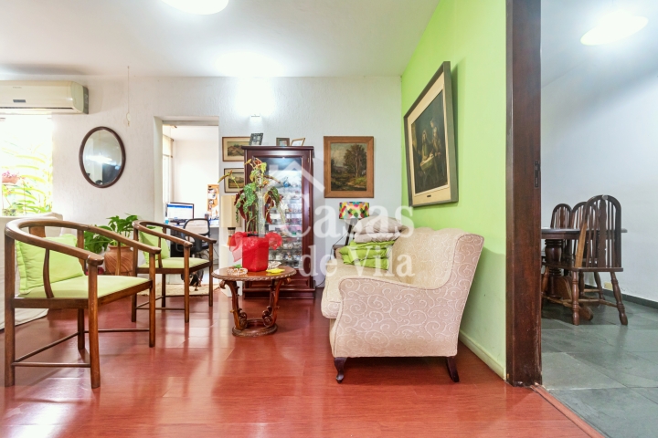 Casa de vila espaçosa! - Para venda no Jardim Hípico!