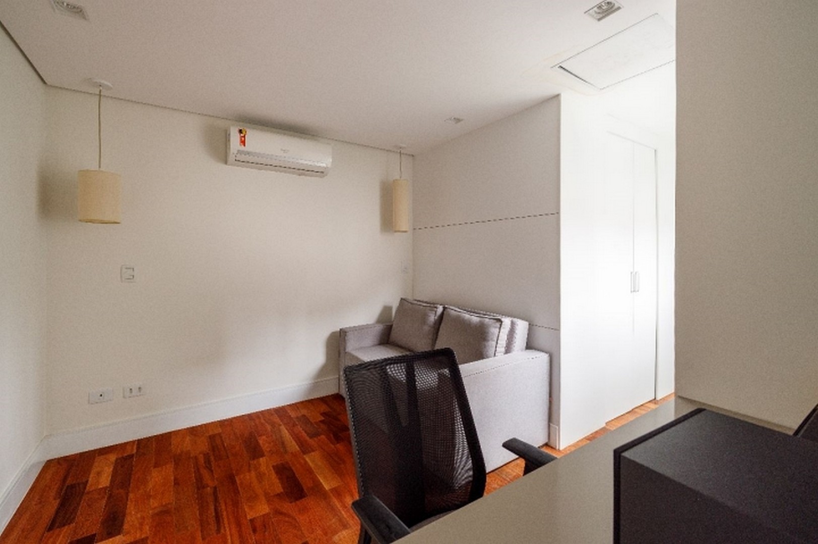 Casa de vila reformada para venda! - Na Vila Olímpia! Uma graça!