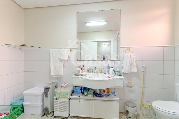 Casa de vila espaçosa e muito bem localizada! Para venda - No Paraíso! Numa vilinha que também é um pa-ra-í-so!