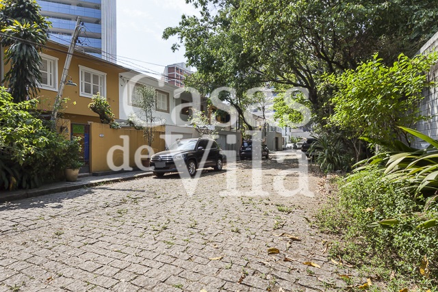 Casa de vila para venda na Vila Olímpia! - Numa vilinha bem arborizada!