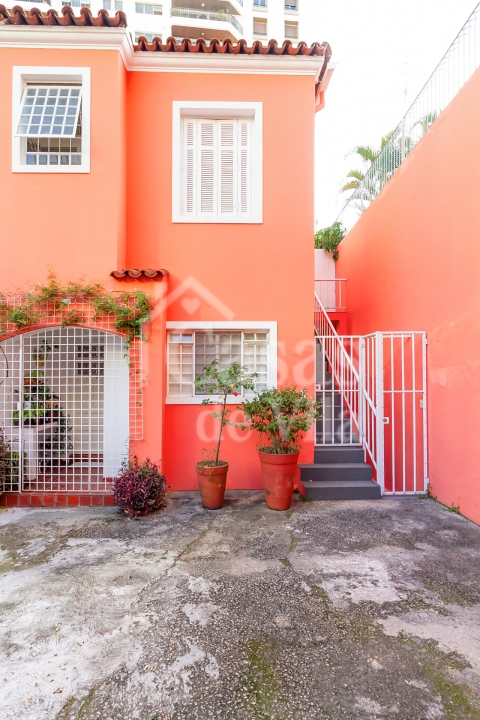 Casa de vila espaçosa e muito bem localizada! Para venda - No Paraíso! Numa vilinha que também é um pa-ra-í-so!