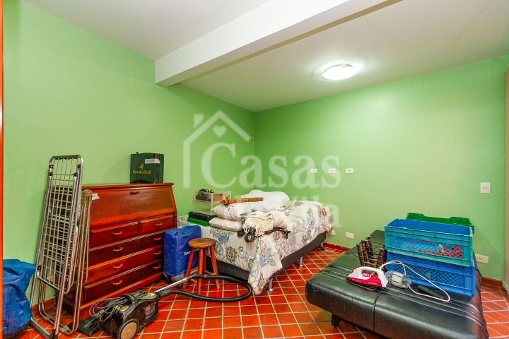Casa de vila espaçosa e muito bem localizada! Para venda - No Paraíso! Numa vilinha que também é um pa-ra-í-so!