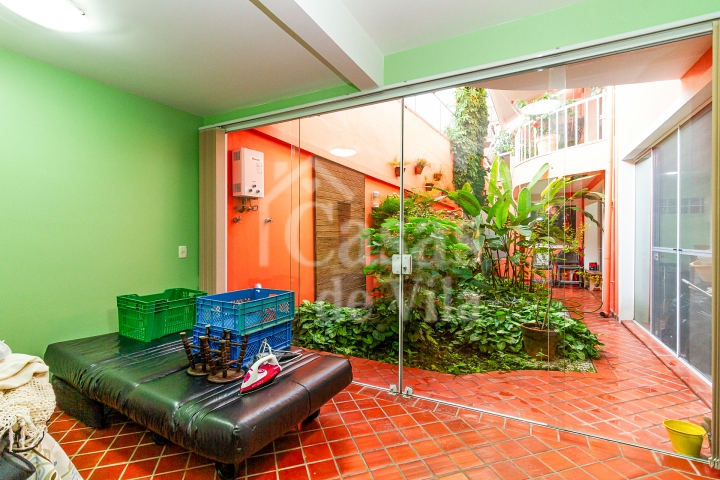 Casa de vila espaçosa e muito bem localizada! Para venda - No Paraíso! Numa vilinha que também é um pa-ra-í-so!