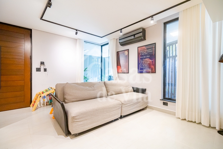 Linda casa de vila reformada para venda! - Em Perdizes!