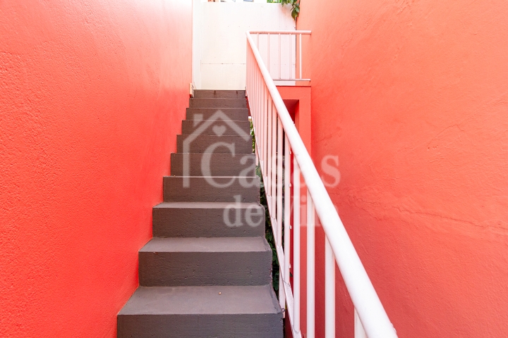 Casa de vila espaçosa e muito bem localizada! Para venda - No Paraíso! Numa vilinha que também é um pa-ra-í-so!