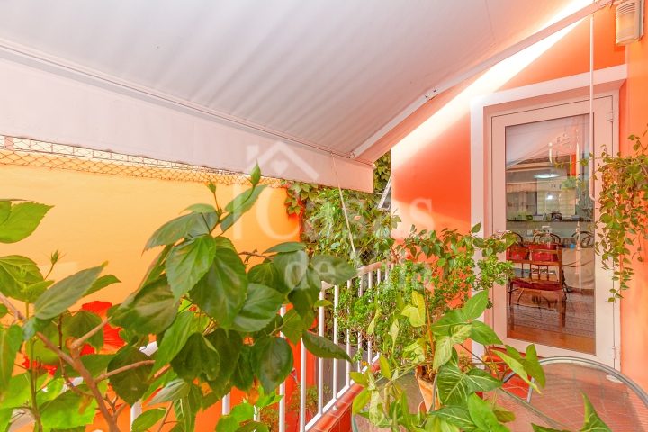 Casa de vila espaçosa e muito bem localizada! Para venda - No Paraíso! Numa vilinha que também é um pa-ra-í-so!