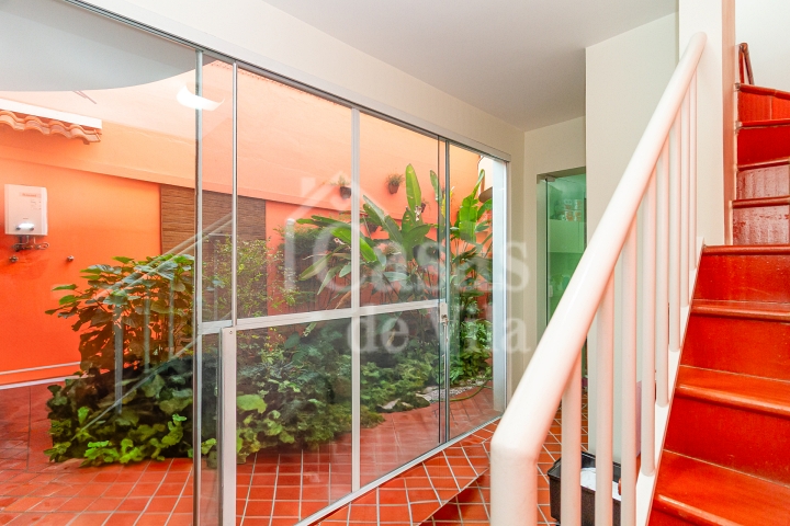Casa de vila espaçosa e muito bem localizada! Para venda - No Paraíso! Numa vilinha que também é um pa-ra-í-so!