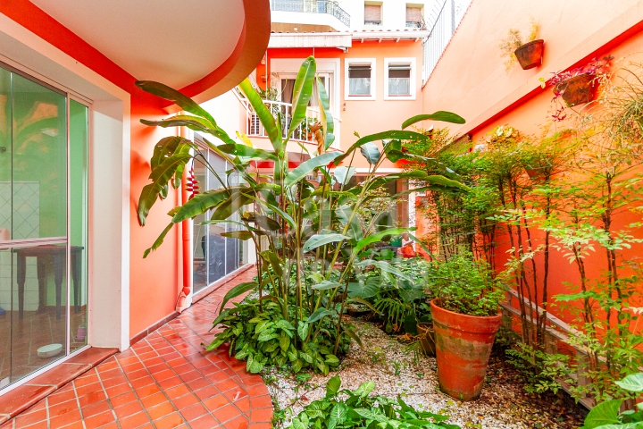 Casa de vila espaçosa e muito bem localizada! Para venda - No Paraíso! Numa vilinha que também é um pa-ra-í-so!