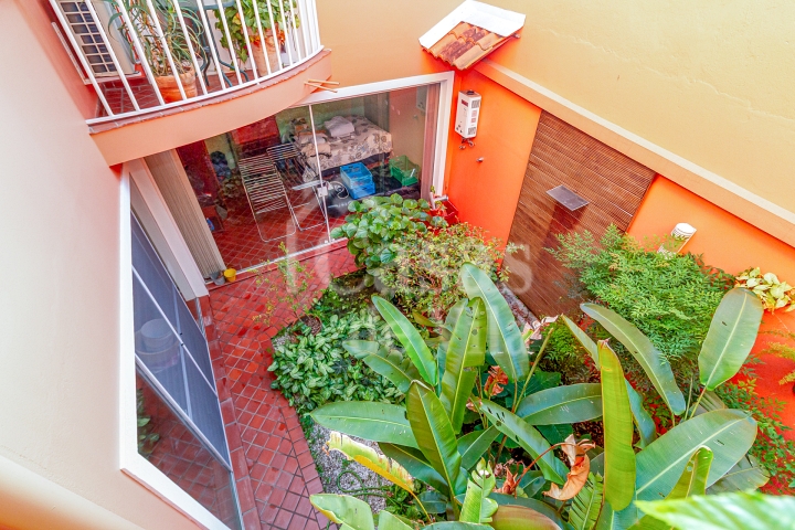 Casa de vila espaçosa e muito bem localizada! Para venda - No Paraíso! Numa vilinha que também é um pa-ra-í-so!