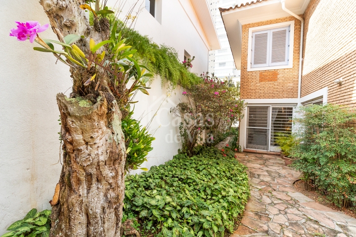 Uma casa de vila espaçosa e encantadora! - No Brooklin! Para venda!
