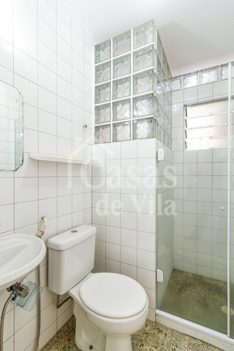 Casa de vila espaçosa e muito bem localizada! Para venda - No Paraíso! Numa vilinha que também é um pa-ra-í-so!