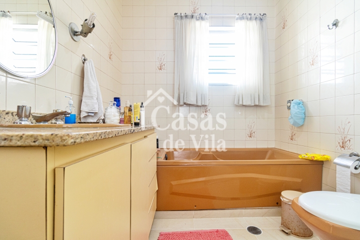 Casa de vila espaçosa! - Para venda no Jardim Hípico!